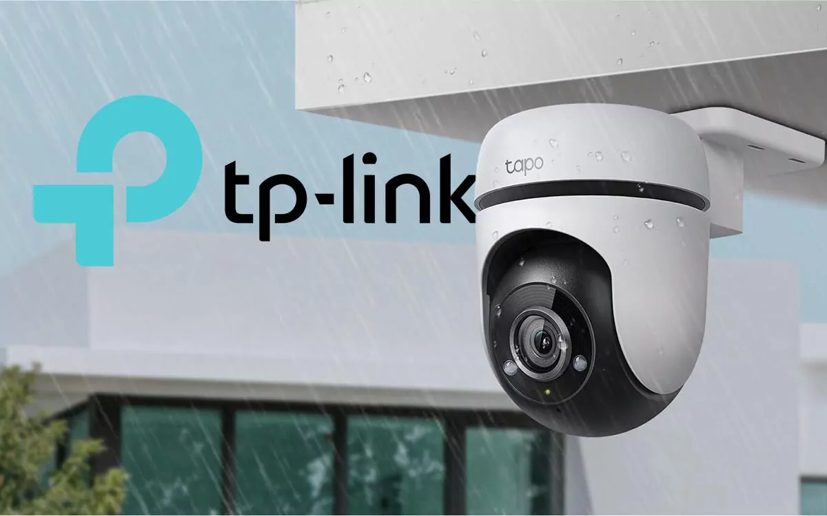Câmera de segurança TP-Link ao ar livre com design moderno e alta resolução, ideal para monitorament.