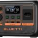 Bateria portátil Bluetti com display digital mostrando níveis de carga e saída de energia. Ideal par.