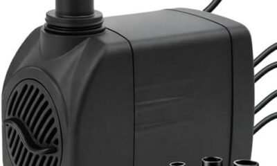 Bomba de água submersível preta com mangueiras e conexão elétrica, ideal para sistemas de irrigação.