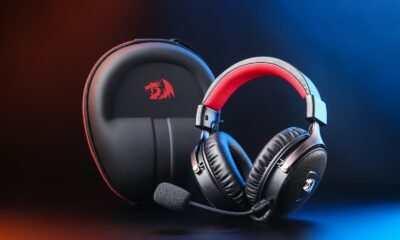 Fone de ouvido gamer com microfone e estojo de armazenamento, ideal para jogos e comunicação de alta.