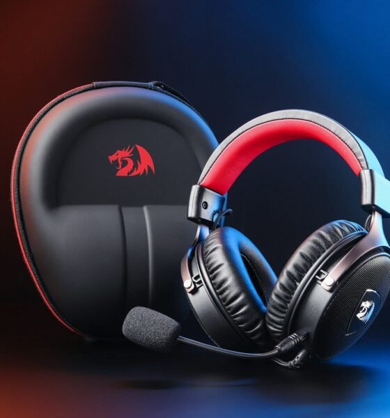 Fone de ouvido gamer com microfone e estojo de armazenamento, ideal para jogos e comunicação de alta.