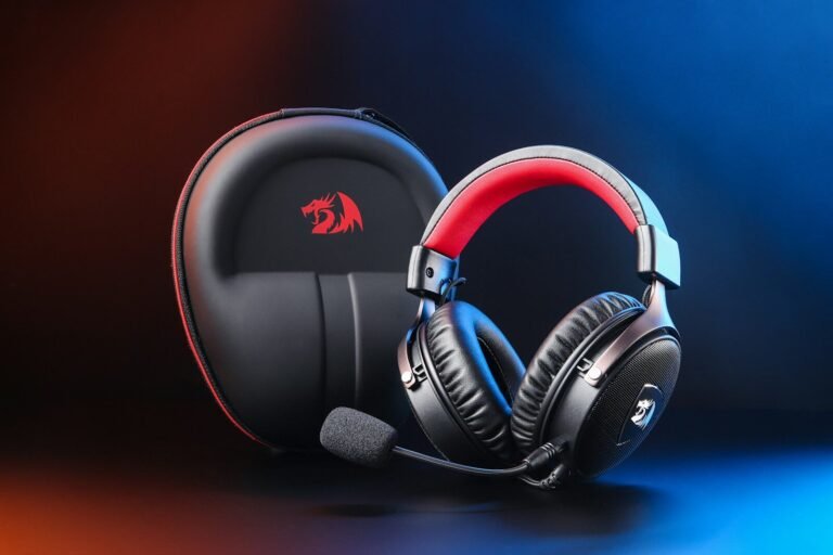 Fone de ouvido gamer com microfone e estojo de armazenamento, ideal para jogos e comunicação de alta.