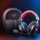 Fone de ouvido gamer com microfone e estojo de armazenamento, ideal para jogos e comunicação de alta.