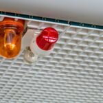 Sistema de alarme de incêndio com luzes de emergência no teto de uma construção.
