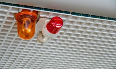 Sistema de alarme de incêndio com luzes de emergência no teto de uma construção.