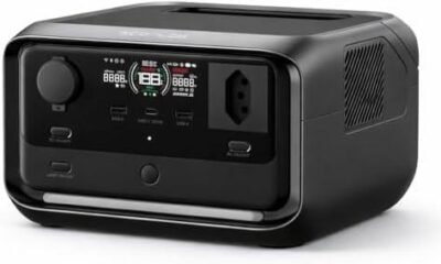 Carregador portátil de energia com display digital, múltiplas portas USB e tomada elétrica, ideal pa.