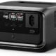 Carregador portátil de energia com display digital, múltiplas portas USB e tomada elétrica, ideal pa.