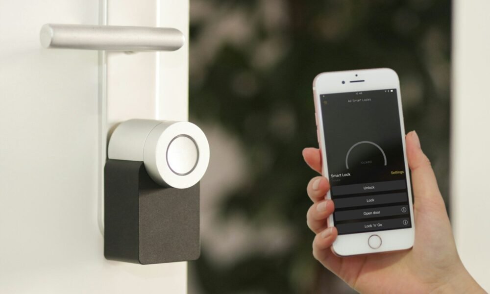 Cerradura inteligente conectada ao smartphone, permitindo controle remoto e segurança aprimorada par.
