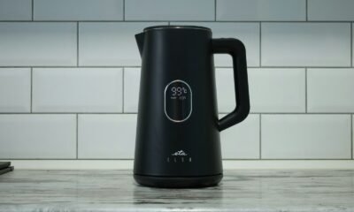 Eletrodoméstico de cozinha inteligente com display digital e controle de temperatura.