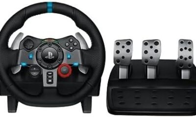 Controle de videogame com volante e pedais para jogos de corrida.