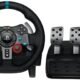 Controle de videogame com volante e pedais para jogos de corrida.