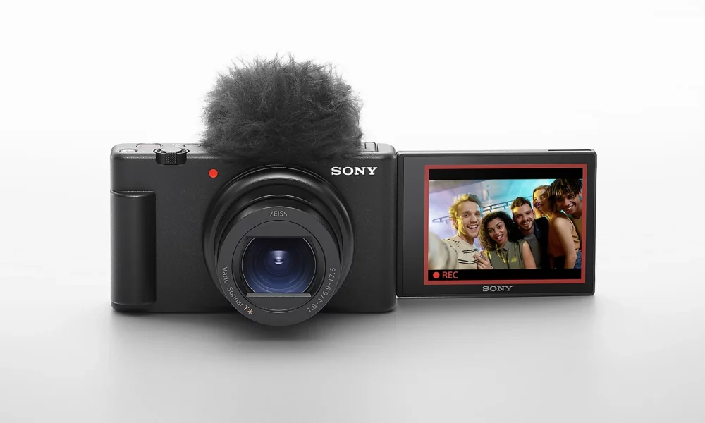 Câmera Sony com microfone de lapela e tela LCD para gravação de vídeos.