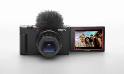 Câmera Sony com microfone de lapela e tela LCD para gravação de vídeos.