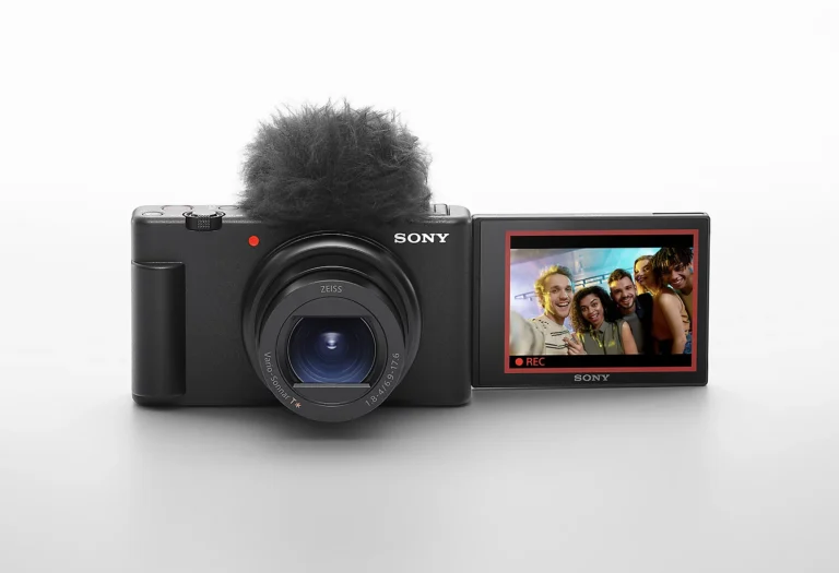 Câmera Sony com microfone de lapela e tela LCD para gravação de vídeos.