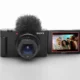Câmera Sony com microfone de lapela e tela LCD para gravação de vídeos.