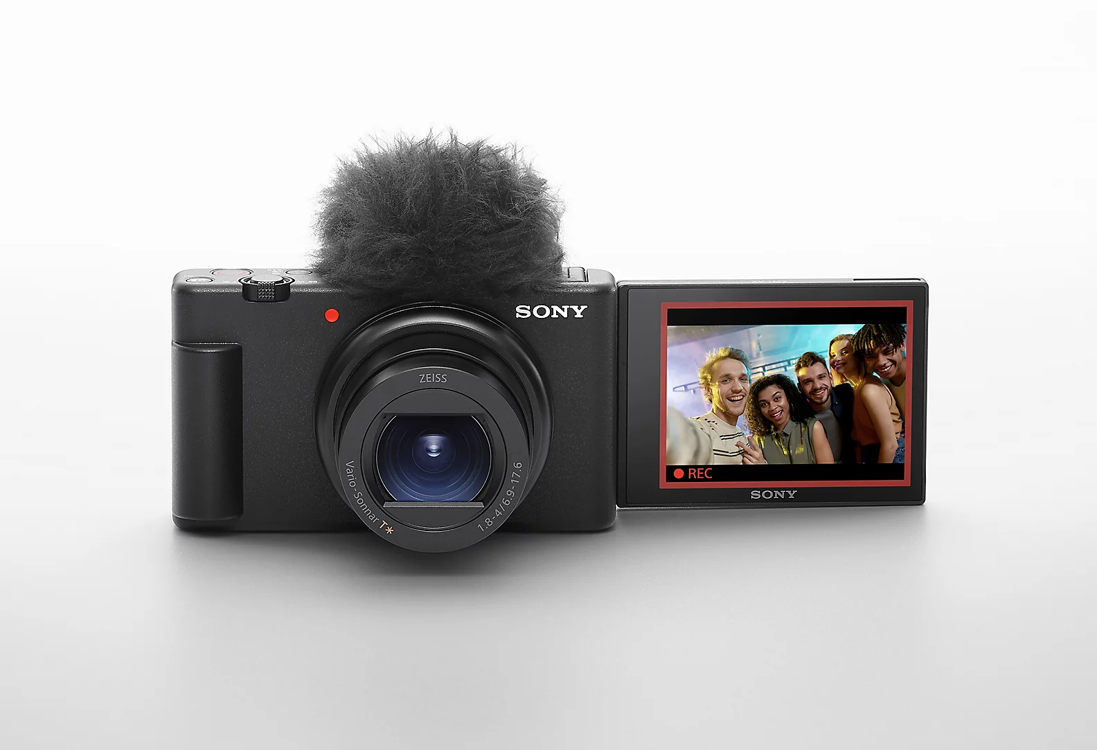 Câmera Sony com microfone de lapela e tela LCD para gravação de vídeos.