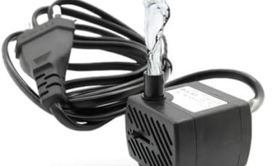 Bomba de água elétrica submersível com mangueira e plugue, ideal para uso doméstico e técnico em sis.
