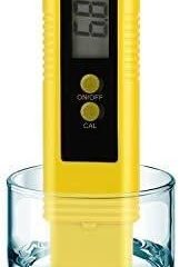 Medidor de pH portátil medindo a acidez de um líquido em um copo.