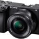 Câmera Sony Alpha com lente de alta qualidade, ideal para fotografia e vídeos profissionais, com rec.