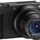 Câmera Sony compacta com lente Zeiss Vario-Sonnar T* para fotos de alta qualidade.