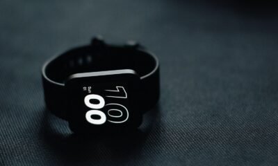 Relógio fitness com tela digital exibindo 10:00, ideal para monitoramento de atividades físicas e sa.