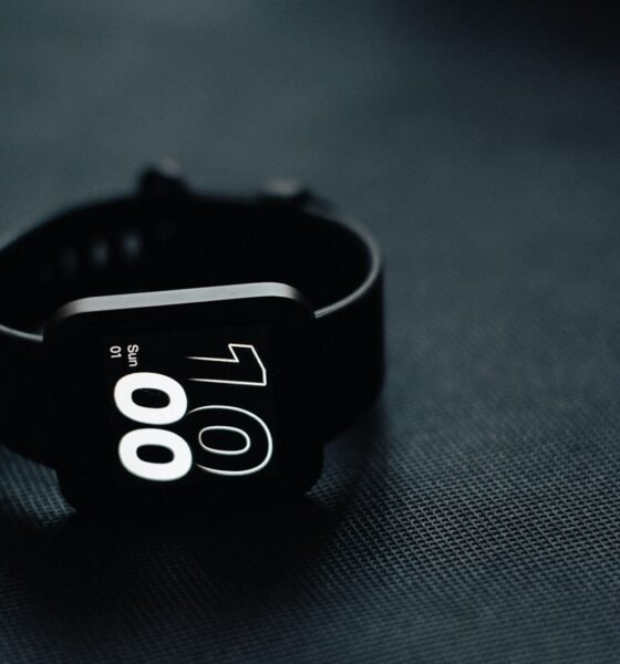Relógio fitness com tela digital exibindo 10:00, ideal para monitoramento de atividades físicas e sa.