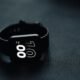 Relógio fitness com tela digital exibindo 10:00, ideal para monitoramento de atividades físicas e sa.