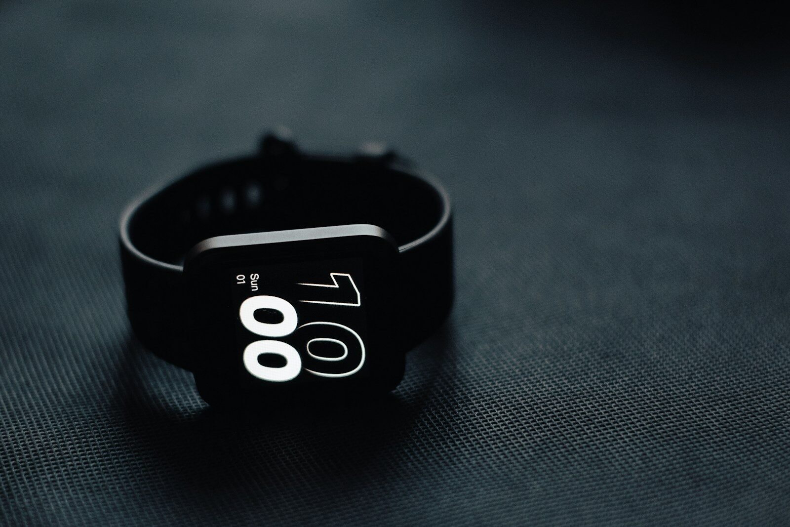 Relógio fitness com tela digital exibindo 10:00, ideal para monitoramento de atividades físicas e sa.