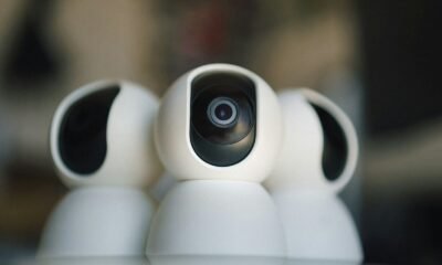 Câmeras de segurança inteligentes com visão 360 graus para monitoramento residencial e empresarial.