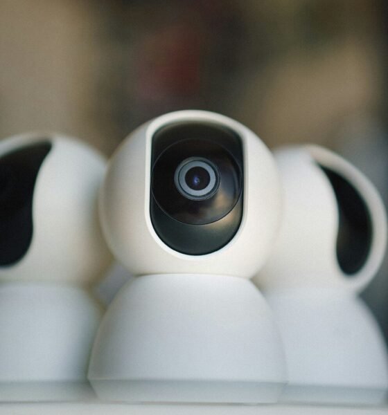Câmeras de segurança inteligentes com visão 360 graus para monitoramento residencial e empresarial.