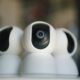 Câmeras de segurança inteligentes com visão 360 graus para monitoramento residencial e empresarial.