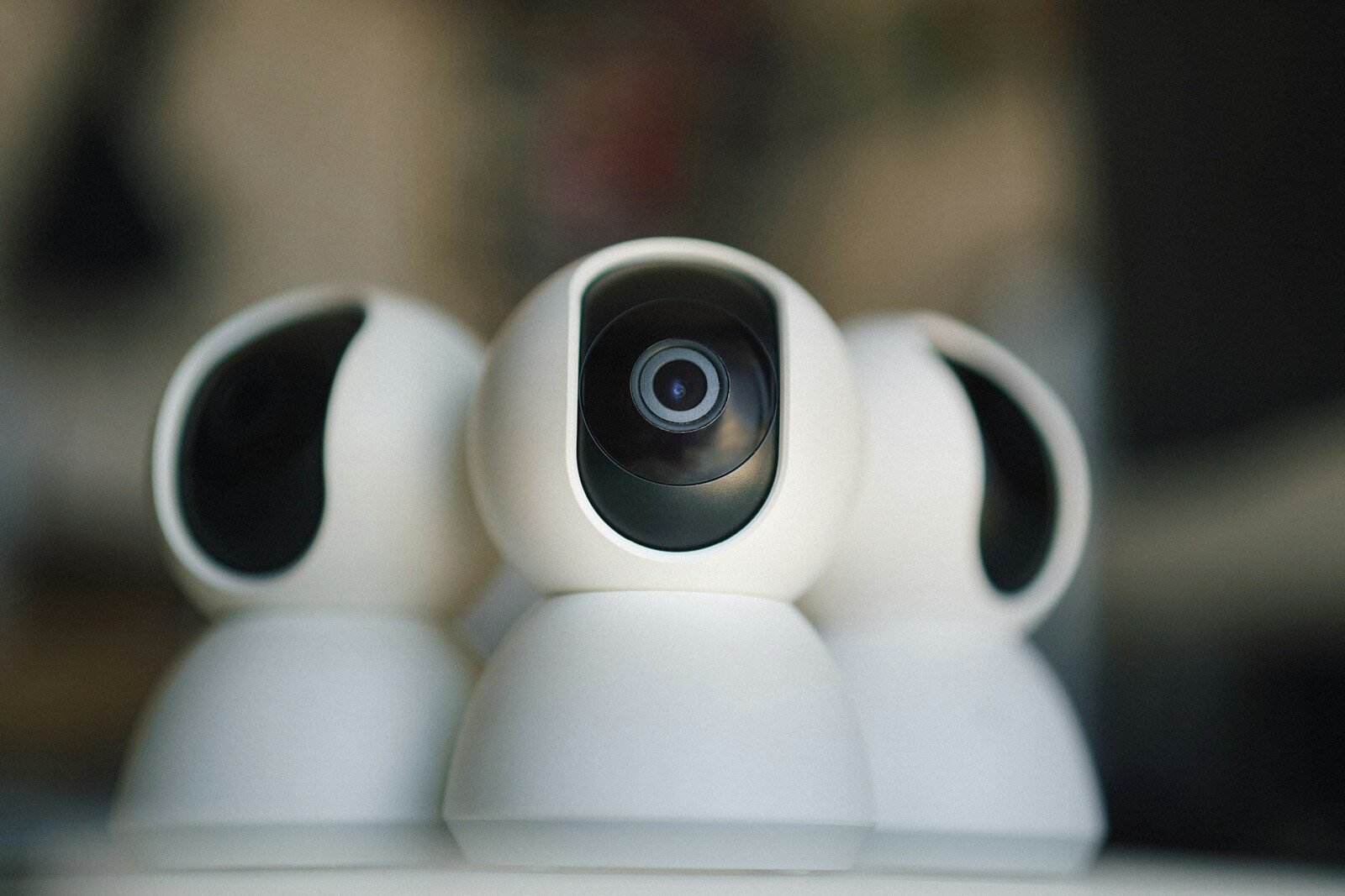 Câmeras de segurança inteligentes com visão 360 graus para monitoramento residencial e empresarial.
